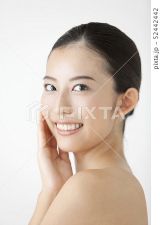 笑顔の女性 52442442