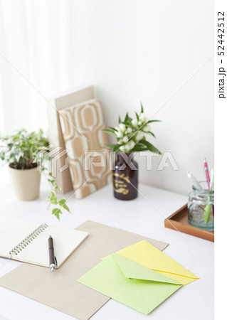 封筒があるデスクイメージ 52442512