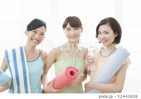 ヨガマットを持つ女性3人 ヨガマットを持つ女性3人 52442639
