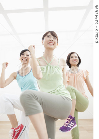 エクササイズをする女性3人 52442696