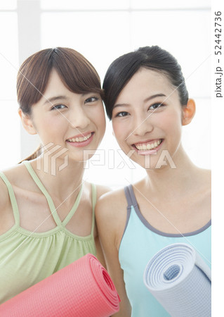 ヨガマットを持つ女性2人 ヨガマットを持つ女性2人 52442736