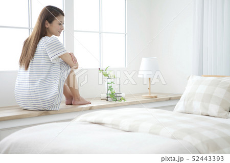 出窓に座る女性 52443393