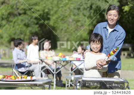 バーベキューをしている家族 52443620