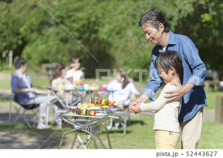 バーベキューをしている家族 バーベキューをしている家族 52443627