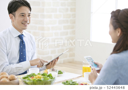朝食と話をする夫婦 朝食と話をする夫婦 52443648
