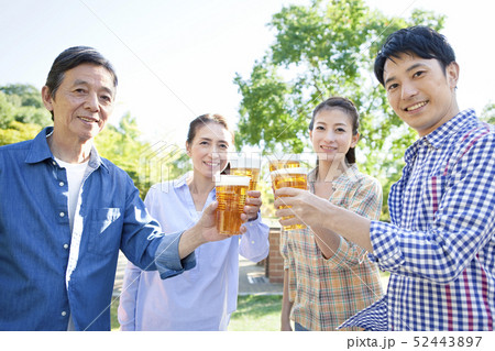 バーベキューをしている家族 52443897