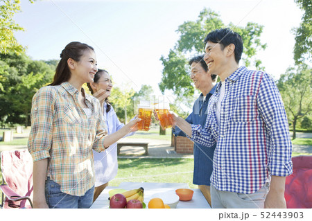 バーベキューをしている家族 52443903