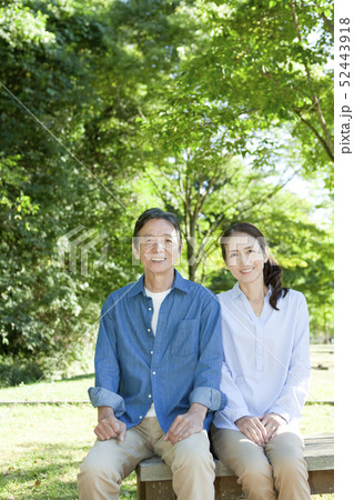 ベンチに座る夫婦 52443918