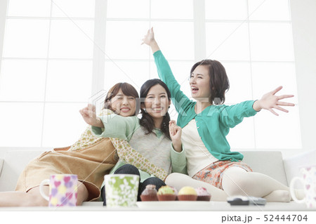 はしゃぐ女性3人 52444704