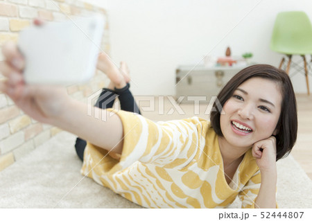 スマートフォンを持つ女性 52444807