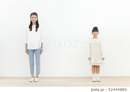 笑顔の母娘 52444860