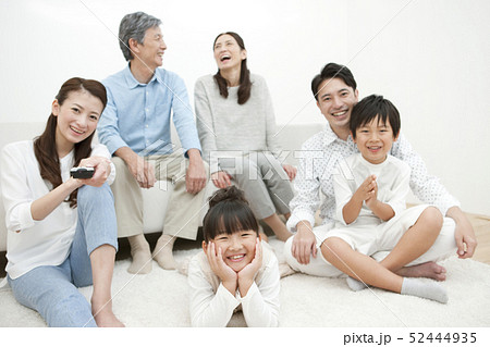 テレビを観る3世代家族 52444935