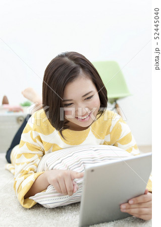 タブレットPCを持つ女性 タブレットPCを持つ女性 52445040