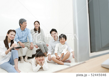 テレビを観る3世代家族 52445046