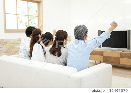 テレビを観る3世代家族 52445070