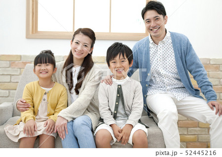 ソファーに座る家族4人 52445216