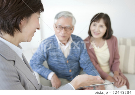 説明をするビジネスウーマン 52445284