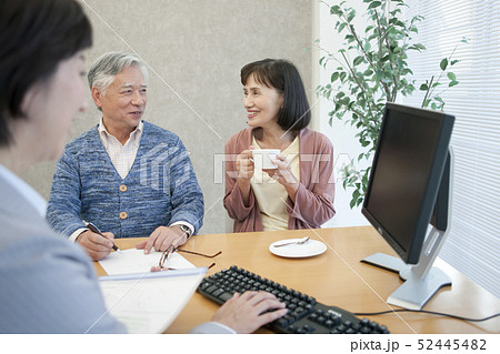商談中のビジネスウーマンとシニア夫婦 52445482