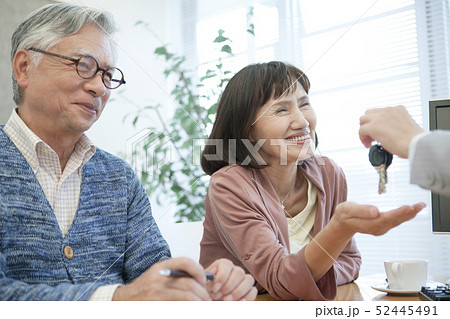 鍵を受け取るシニア夫婦 52445491
