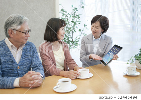 ビジネスウーマンの説明を聞くシニア夫婦 52445494