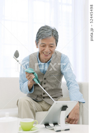 ゴルフクラブを磨くシニア男性 52445498