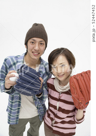 グローブを持つ若い男性と女性 グローブを持つ若い男性と女性 52447452