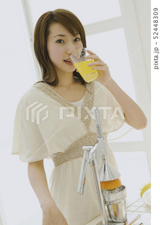 ジューサーで作ったジュースを飲む女性 ジューサーで作ったジュースを飲む女性 52448309