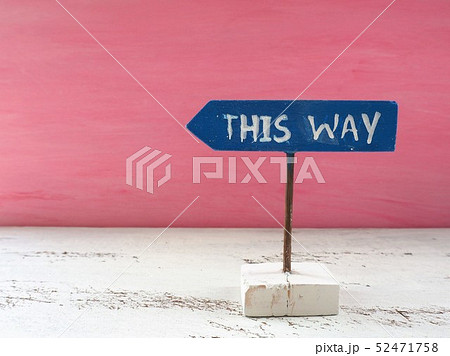 "THIS WAY"と手描きされた矢印の形をした看板 "THIS WAY"と手描きされた矢印の形をした看板 52471758