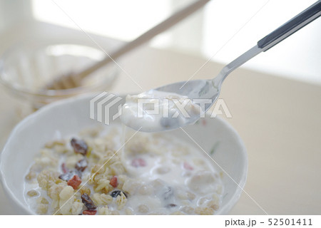 グラノーラ　シリアル　ヨーグルト　蜂蜜　ハチミツ　朝食　朝食イメージ　牛乳　ミルク 52501411