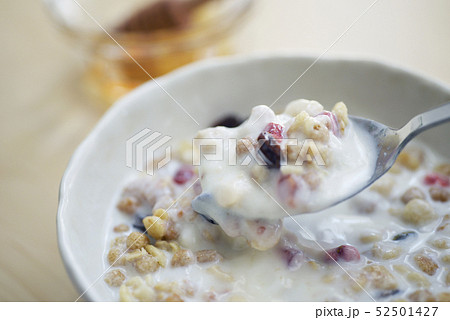 グラノーラ シリアル ヨーグルト 蜂蜜 ハチミツ 朝食 朝食イメージ 牛乳 ミルクの写真素材