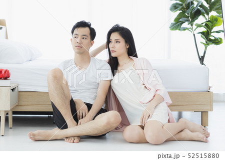 Sexy couple in pajamas sit on floor in bedroom.. 52515880