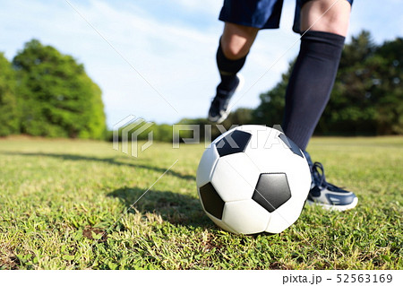 サッカー スポーツ 運動 球技 エクササイズ ダイエット トレーニング コピースペース ボール の写真素材