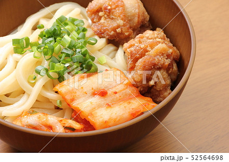 唐揚げ(鶏もも肉)・白菜キムチトッピングぶっかけうどん(冷)。 唐揚げ(鶏もも肉)・白菜キムチトッピングぶっかけうどん(冷)。 52564698