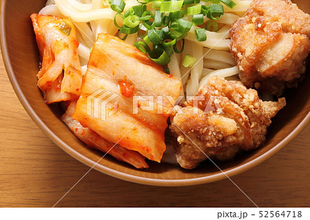唐揚げ(鶏もも肉)・白菜キムチトッピングぶっかけうどん(冷)。 52564718