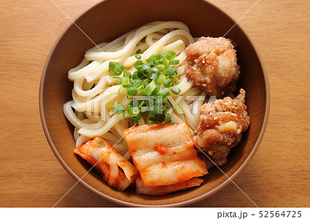 唐揚げ(鶏もも肉)・白菜キムチトッピングぶっかけうどん(冷)。 52564725