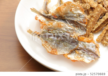 海産おつまみ2種盛り。(ウナギの骨のから揚げ・焼き小あじ) 52570669