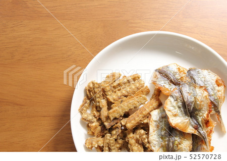 海産おつまみ2種盛り。(ウナギの骨のから揚げ・焼き小あじ) 52570728