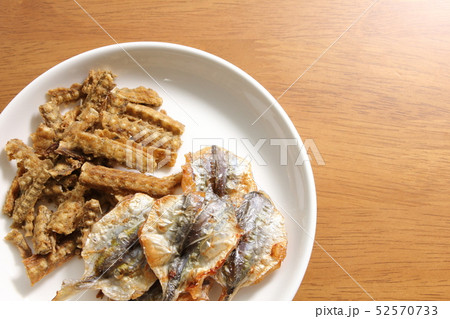 海産おつまみ2種盛り。(ウナギの骨のから揚げ・焼き小あじ) 52570733