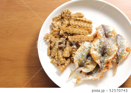 海産おつまみ2種盛り。(ウナギの骨のから揚げ・焼き小あじ) 52570743