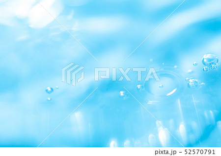 水の泡 水面 水中 水の素材 健康や医療 環境やライフスタイル 飲料のイメージ の写真素材