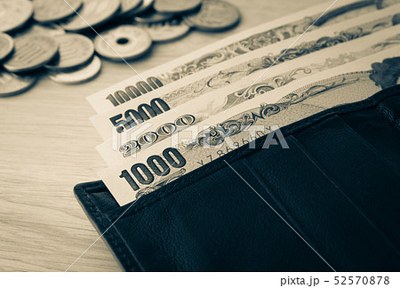 紙幣4種　小銭　全種類　お金 52570878