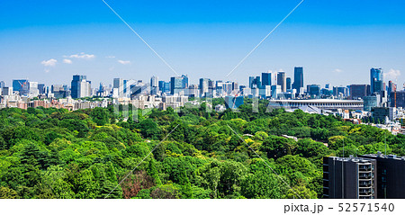 東京　新宿御苑と都心部の町並み 52571540