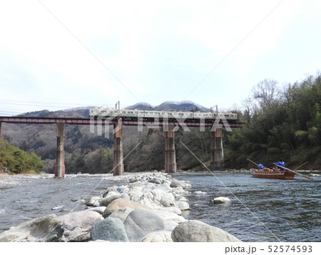 長瀞ライン下りと鉄橋を渡る秩父鉄道の電車 52574593