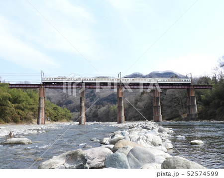 荒川の鉄橋を渡る西武4000系電車 荒川の鉄橋を渡る西武4000系電車 52574599