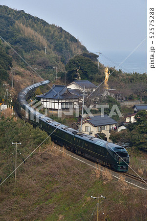 海をバックに　ラッキー 52575288