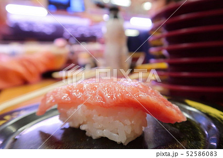 回転すしの風景 52586083