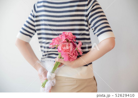 花束を持つ若い女性 花束を持つ若い女性 52629410