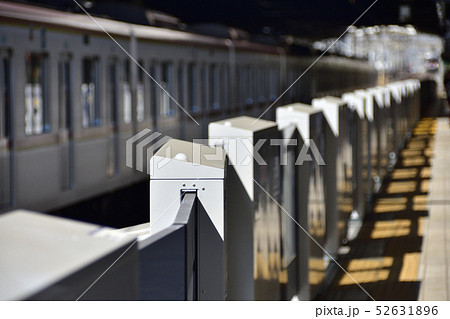 駅のホームドア 52631896