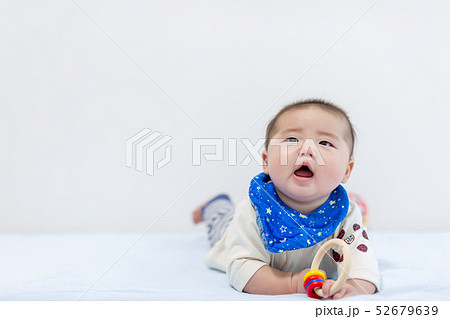 うつ伏せの新生児 うつ伏せの新生児 52679639