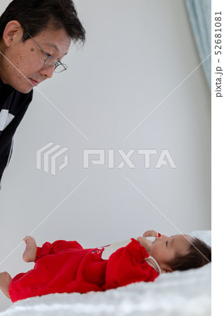 イクメンと新生児 52681081